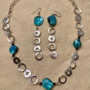 Fabulous Lightweight Necklace and Earring set, new